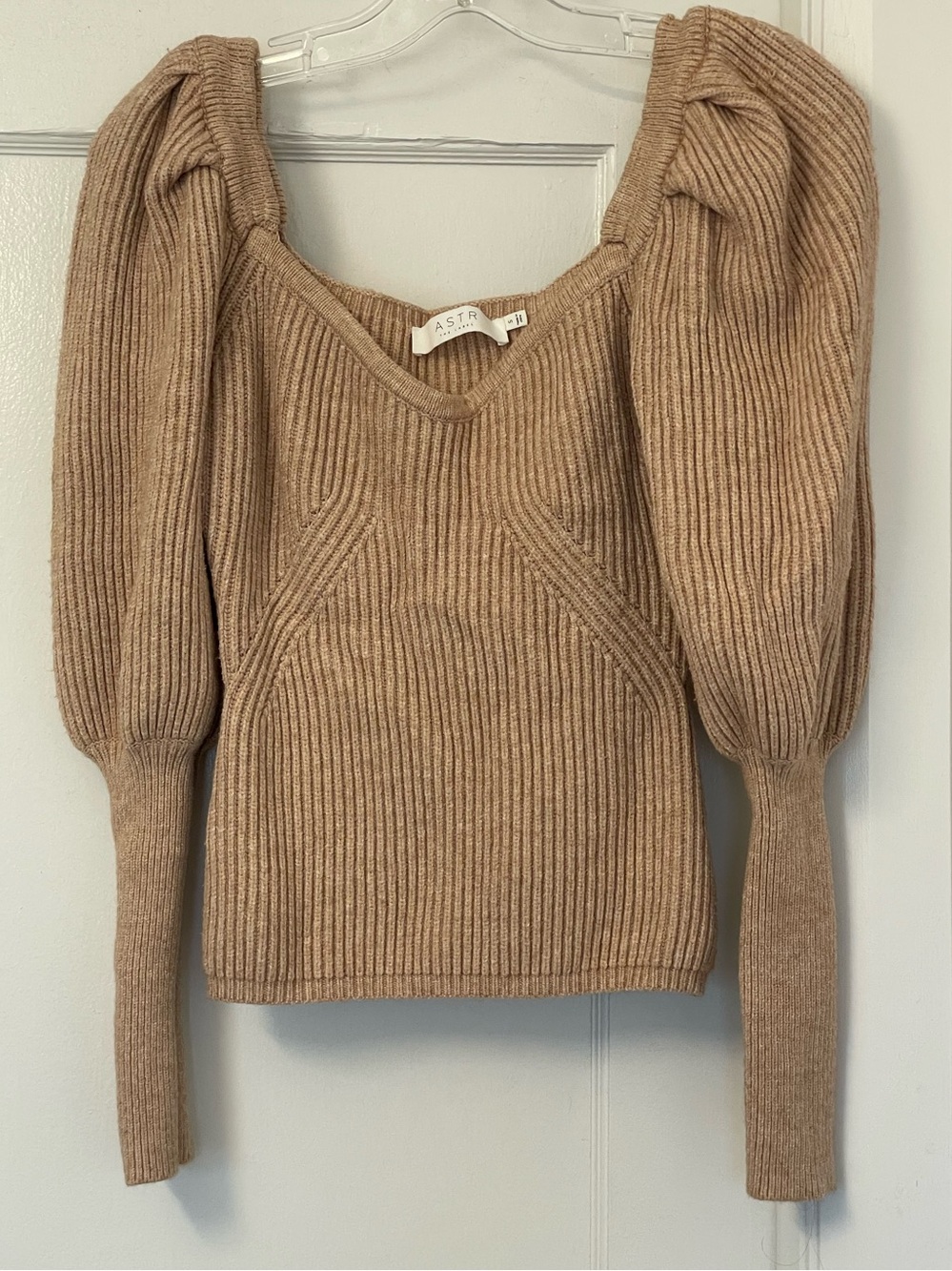 Astr Chunky Ribbed V-Neck Sweater with Puff Sleeves — Camel